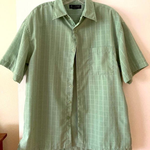 Men’s Short Sleeve Button Down - Picture 1 of 3